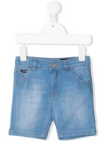 Dolce & Gabbana Kids short en denim à plaque logo - Bleu