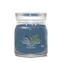 Yankee Candle Geurkaars Medium - met 2 lonten - Bayside Cedar - 11 cm / ø 9 cm - thumbnail