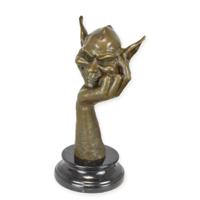 BRONZEN BEELD VAN EEN GOBLIN HOOFD RUSTEND OP DE HAND - thumbnail