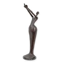 MODERNISTISCHE BRONZEN SCULPTUUR VAN EEN VROUW DIE EEN VOGEL VASTHOUDT - thumbnail