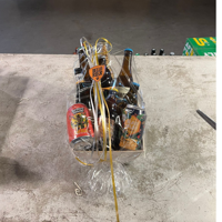 Hellobier Iets te vieren? Geschenkverpakking 8 Bieren + Mand + Pinda's