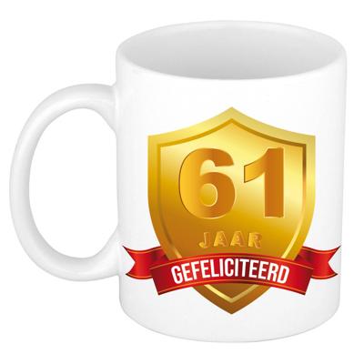 Gefeliciteerd 61 jaar jubileum/ verjaardag mok met gouden schild - feest mokken Gefeliciteerd 61 jaar jubileum/ verjaardag mok met gouden schild - feest mokken