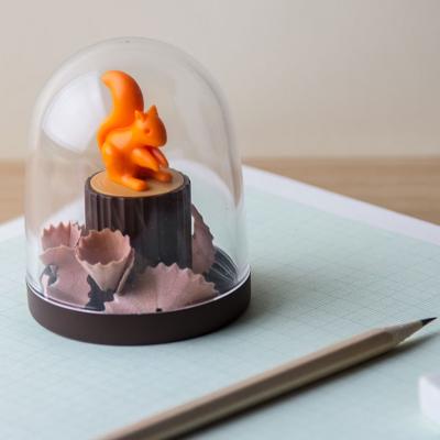 Boomstam Puntenslijper Met Eekhoorn Boomstam Puntenslijper Met Eekhoorn