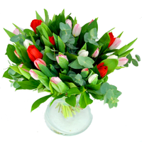 Boeket met drie kleuren tulpen
