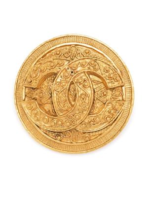 CHANEL Pre-Owned broche médaillon à logo CC (1994) - Or CHANEL Pre-Owned broche médaillon à logo CC (1994) - Or