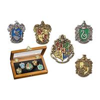The Noble Collection Hogwarts House Pins, set van 5 metalen, met de hand geëmailleerde huisspeld badges geleverd in een houten display case - officieel gelicentieerde Harry Potter Movie verzameltafel