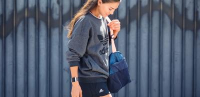 Fitbit Ionic: Adidas Edition LCD Polsband activiteitentracker Zilver