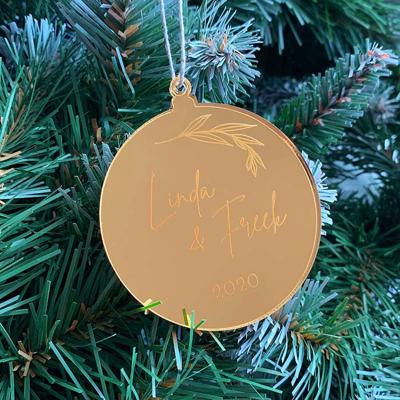 Gepersonaliseerde kerstbal met takje en naam Gepersonaliseerde kerstbal met takje en naam