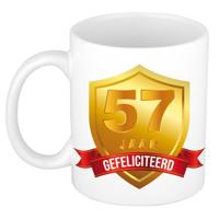 Gefeliciteerd 57 jaar jubileum/ verjaardag mok met gouden schild - feest mokken