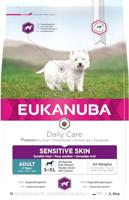 EUKANUBA Daily Care Sensitive Skin - hypoallergeen* droog premium hondenvoer met vis voor volwassen honden met een gevoelige huid, voor alle rassen, 2,3 kg