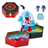 Miraculous Bandai Chibi Miracle Box Playset Amusement Park | 2 Chibi minifiguren inbegrepen in deze doos speelset cadeau voor meisjes en jongens | Reisspeelgoed met waterfontein, carrousel en