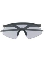 Oakley lunettes de soleil teintées à logo imprimé - Noir