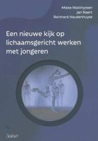 Een nieuwe kijk op lichaamsgericht werken met jongeren - Jan Naert, Mieke Matthyssen, Reinhard Haudenhuyse - Hardcover (9789044136166)