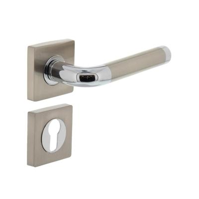 Deurkruk Agatha op vierkant rozet met 7mm nokken met profielcilindergat chroom/nikkel mat Deurkruk Agatha op vierkant rozet met 7mm nokken met profielcilindergat chroom/nikkel mat
