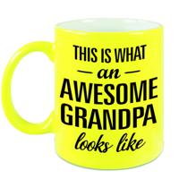 Awesome grandpa / opa fluor gele cadeau mok / verjaardag beker 330 ml - feest mokken