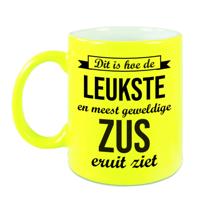 Leukste en meest geweldige zus cadeau mok / beker neon geel 330 ml - feest mokken