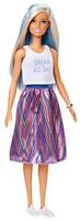 Barbie Fashionistas pop 120, met lang blauw-wit haar en een tanktop met 'Dream All Day'-opschrift, gestreepte rok en accessoires, voor kinderen van 3 tot 8 jaar