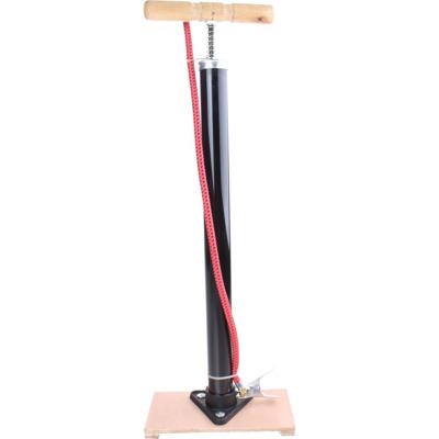 Zwarte fietspomp staand met houten handvat - Zwarte fietspomp staand met houten handvat -
