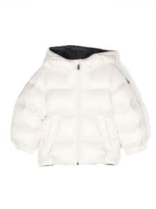 Moncler Enfant manteau matelassé à logo appliquée - Blanc