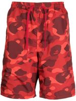 A BATHING APE® short de bain à motif camouflage - Rouge