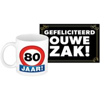 Verjaardag cadeau mok/beker 80 jaar print 300 ml + A5-size wenskaart ouwe zak