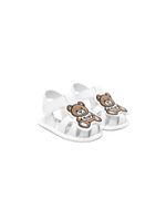 Moschino Kids sandales en cuir à patch Teddy Bear - Blanc