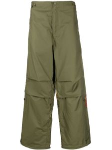 Maharishi pantalon cargo à broderies Tiger vs Samurai - Vert