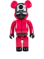 MEDICOM TOY x Squid Game figurine BE@RBRICK Guard - Rouge