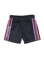 Moncler Enfant short de bain à logo imprimé - Bleu