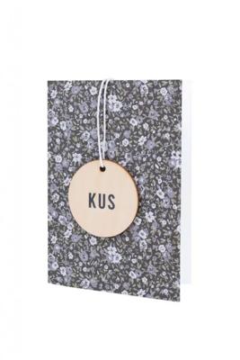 Zusss Wenskaart met houten tag kus zwart Zusss Wenskaart met houten tag kus zwart