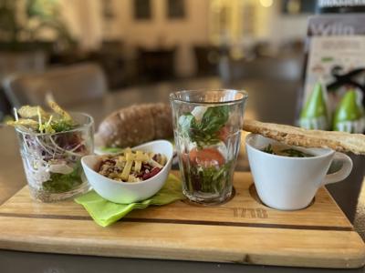 Lunchplank met soepje en gerechtjes om zelf te beleggen bij Brasserie 1718