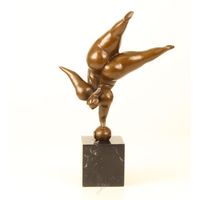 EEN MODERNISTISCHE BRONZEN SCULPTUUR VAN EEN BALANCERENDE DAME - thumbnail