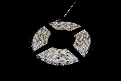 Led strip set Koud Wit 3528 Leds- 5 meter met adapter Led strip set Koud Wit 3528 Leds- 5 meter met adapter