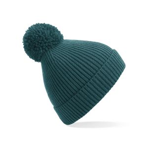 Gebreide warme wintermuts in het emerald groen met pompom   -