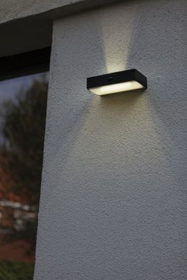 Lutec FADI 6939501330 Wandlamp op zonne-energie met bewegingsmelder LED 5 W Warmwit tot koudwit Zwart