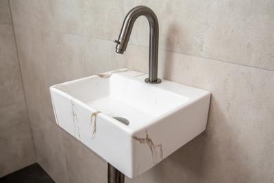 Mueller Dot fonteinset met wit marmeren fontein en gebogen verouderd ijzeren kraan Mueller Dot fonteinset met wit marmeren fontein en gebogen verouderd ijzeren kraan