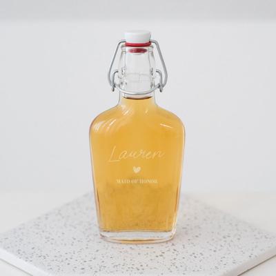 Glazen beugelfles met naam en hartje