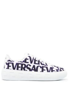 Versace baskets à logo brodé - Blanc