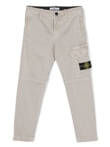 Stone Island Junior pantalon cargo à patch Compass - Gris