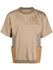 White Mountaineering t-shirt en coton à poches latérales - Marron