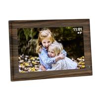 TFA Dostmann Digitale wifi-fotolijst met Frameo app, 37.1001, 10 inch, met bewegingssensor, touchscreen, incl. USB en Micro SD, voor video en foto's, in houtlook, bruin
