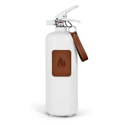 Witte brandblusser 2 kg - Donker leder\n- Nordic Flame \n- Kleur: Wit \n- Afmeting: 11,5 cm x 37 cm x 11,5 cm Witte brandblusser 2 kg - Donker leder\n- Nordic Flame \n- Kleur: Wit \n- Afmeting: 11,5 cm x 37 cm x 11,5 cm