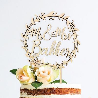 Taarttopper krans Mr & Mrs achternaam hout Taarttopper krans Mr & Mrs achternaam hout