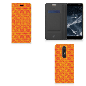 Nokia 5.1 (2018) Hoesje met Magneet Batik Oranje