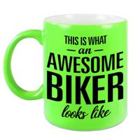 Fluor groen awesome biker cadeau mok / verjaardag beker 330 ml - feest mokken