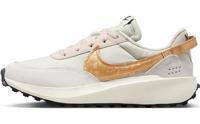 NIKE Wmns Waffle Debut ESS, laag voor dames, Lt Orewood Brn Metallic Gold Sail Black, 36 EU