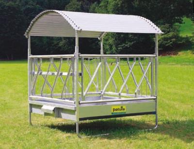 Patura vierkante ruif met diagonaal voerhekken Patura vierkante ruif met diagonaal voerhekken