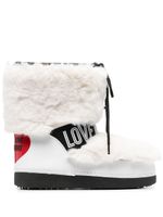 Love Moschino bottes en fourrure artificielle à logo embossé - Blanc