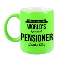 Cadeau mok / beker how the worlds greatest pensioner looks like - neon groen - afscheid/ pensioen/ VUT - feest mokken