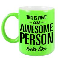 Awesome person / persoon fluor groene cadeau mok / verjaardag beker 330 ml - feest mokken